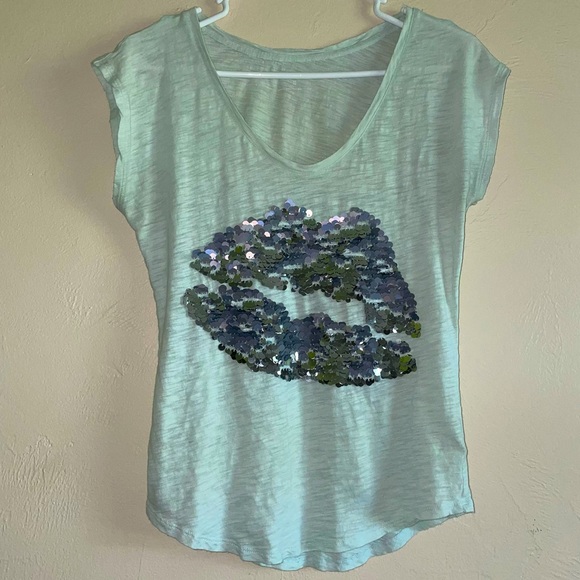 Express Sequin Kiss Shirt - Picture 1 of 10